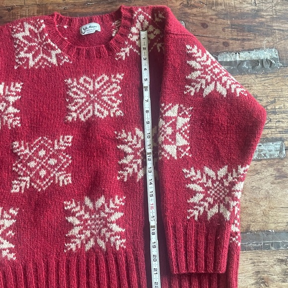 Vintage L.L. Bean 100% Wool Red and Cream Snowflake Sweater - Picture 5 of 7